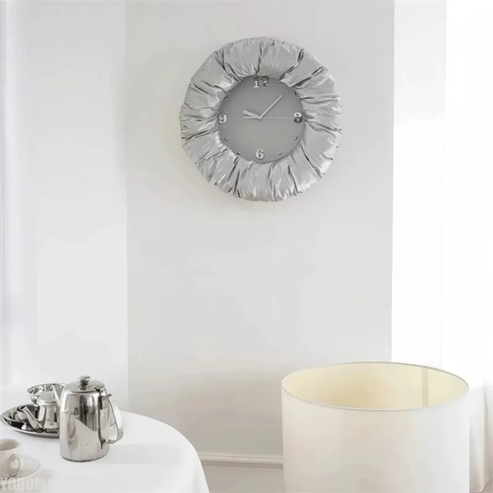 horloge murale texturée moderne noir blanc argenté chambre coucher décoration intérieure chic frontalisée