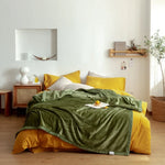 Cette chambre à coucher accueillante présente des tons chauds et apaisants, avec des touches de jaune et de vert qui créent une ambiance cocooning et relaxante.