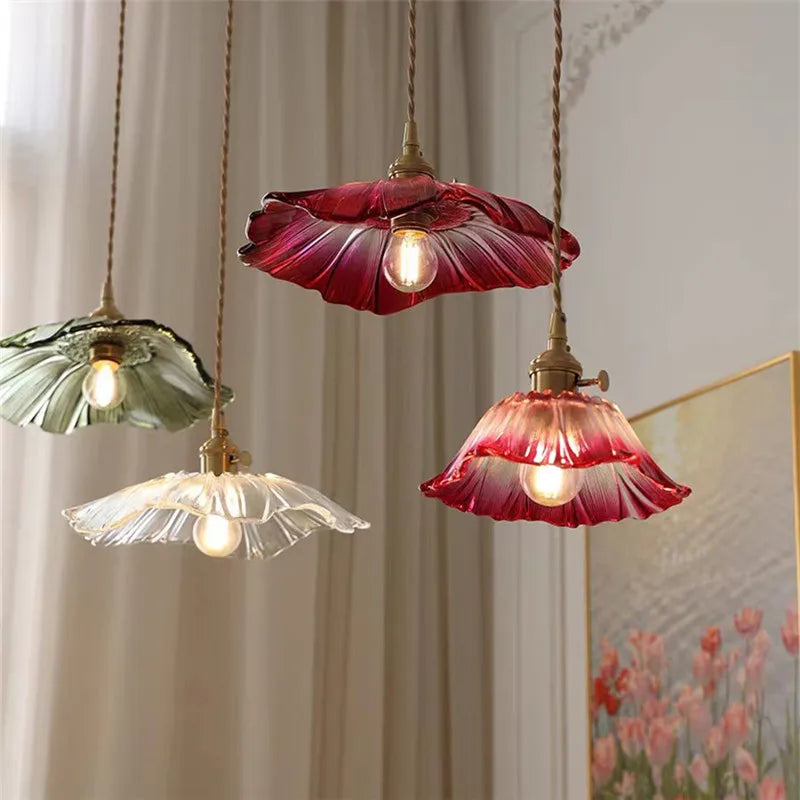 lampe suspendue artisanale vert rouge rose blanc texture fleur vintage métal chaîne ampoule chambre