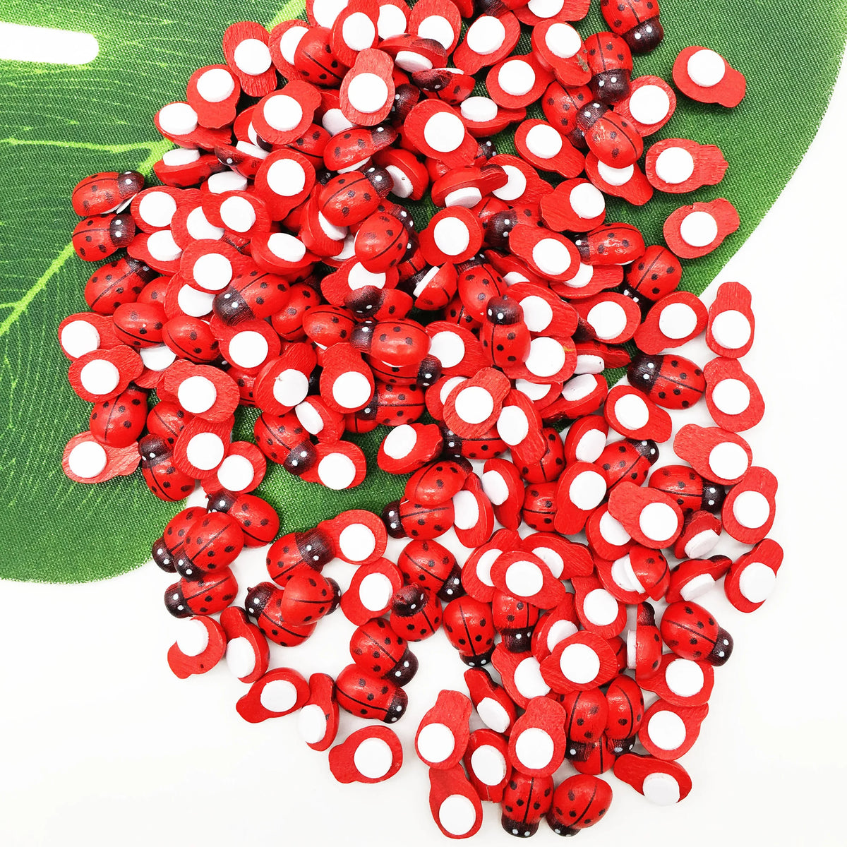 forme coccinelle adhésives rouges noires blanches décoration anniversaire mariage fêtes enfants