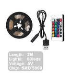 Guirlande LED bleue allumée sur un bureau