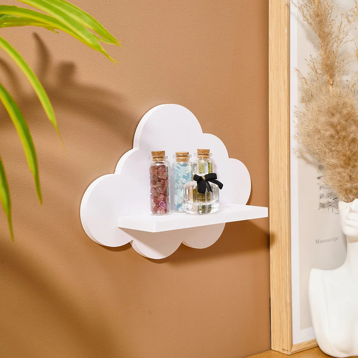 étagère murale moderne nuage blanche rangement petits objets deux cerfs dorés bougie blanche bouteilles