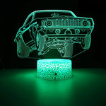 Détail de la lampe de chevet en forme de voiture allumée en bleu