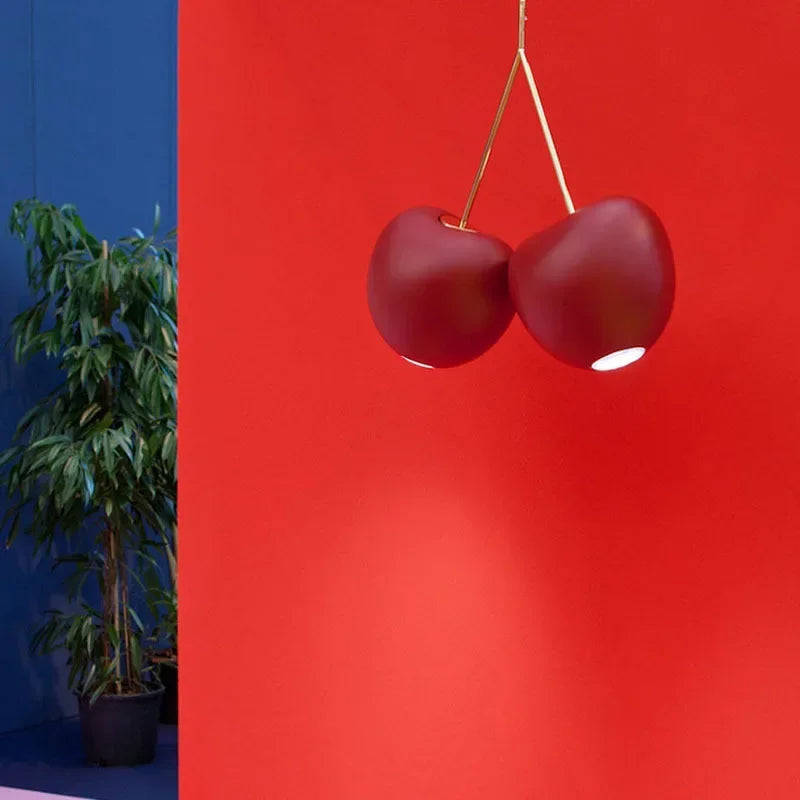 Plafonnier suspendu design italien éclairant un salon