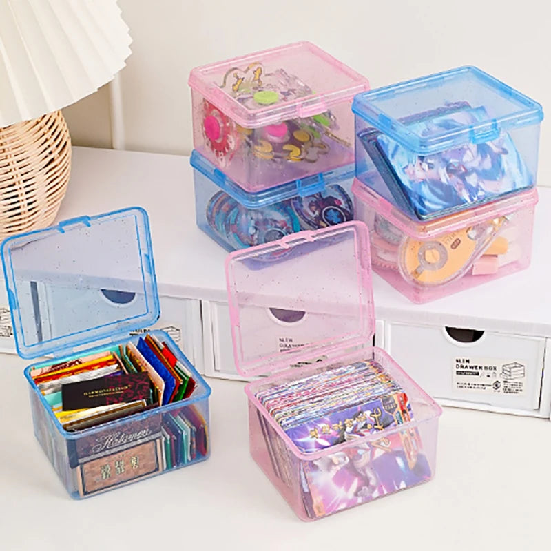 boîtes rangement transparentes bleu rose cartes collection rubans autocollants étiquettes poignées modulaires rechargeables