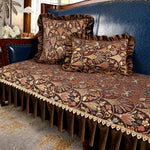 Un riche ensemble de literie en satin avec des motifs floraux élaborés et des bords ornés de dentelle apporte une touche de luxe et d'élégance à la chambre.