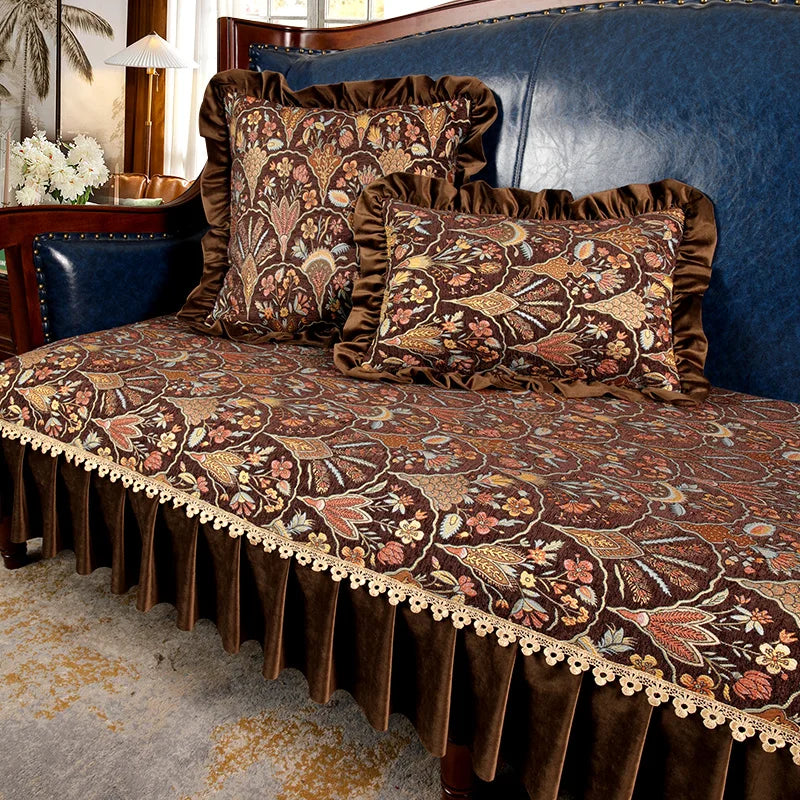 Un riche ensemble de literie en satin avec des motifs floraux élaborés et des bords ornés de dentelle apporte une touche de luxe et d'élégance à la chambre.