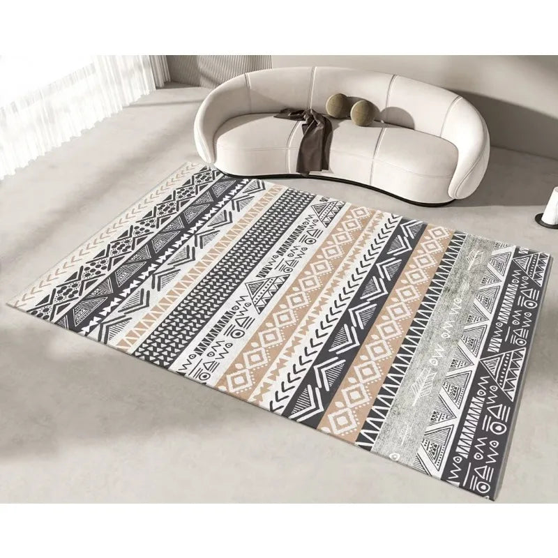 Motif géométrique noir et blanc élégant sur un tapis moelleux dans un intérieur lumineux.