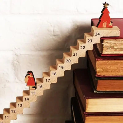 Calendrier de l'Avent Père Noël grimpant escalier en bois