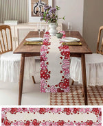 Une table en bois rustique est joliment décorée avec un chemin de table coloré et des fleurs dans un vase, créant une atmosphère chaleureuse et accueillante.