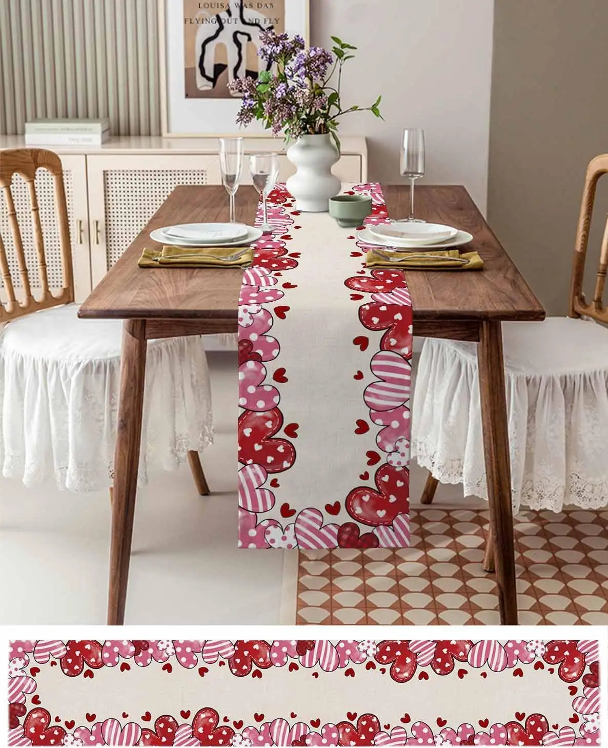 Une table en bois rustique est joliment décorée avec un chemin de table coloré et des fleurs dans un vase, créant une atmosphère chaleureuse et accueillante.