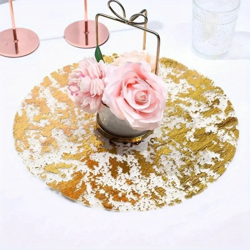 tapis table rond or feuilles blanches élégantes serviettes bougies vases festive fourchette couteau assiette