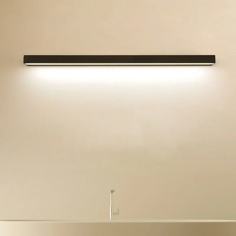 Applique murale noire étanche installée de part et d'autre d'un miroir
