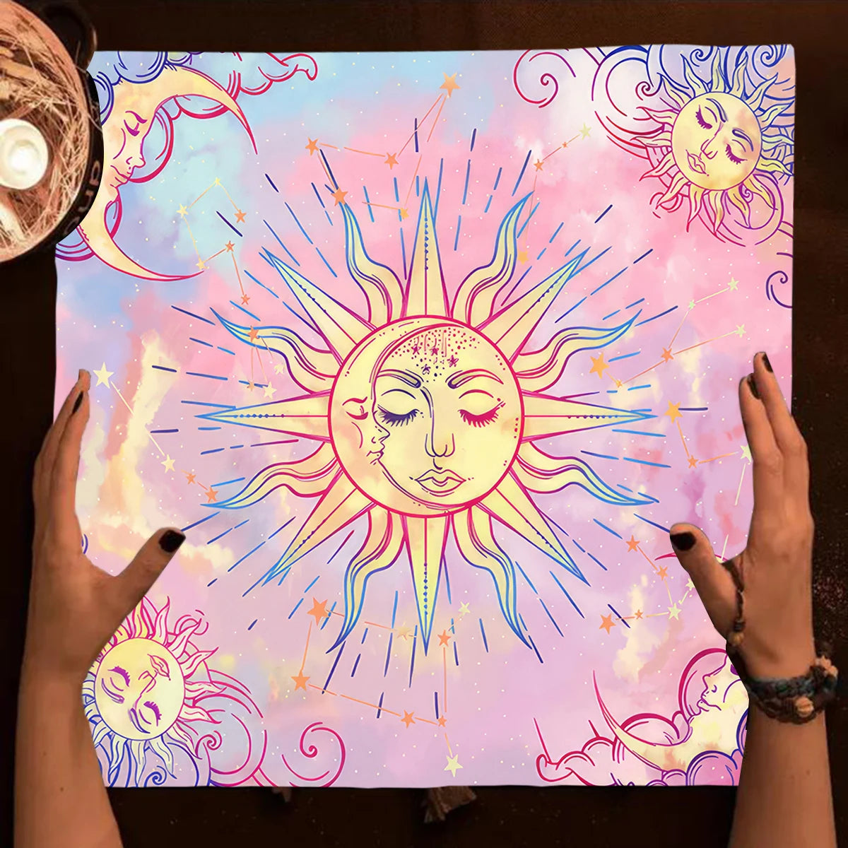 tapis tarot rose jaune vert soleil lune étoiles zodiaque boho astrologiquePostalCodes75PostalCodes50PostalCodes