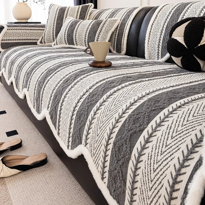 Ce motif de couverture aux rayures géométriques monochromes et texturées crée un style élégant et contemporain dans ce salon.