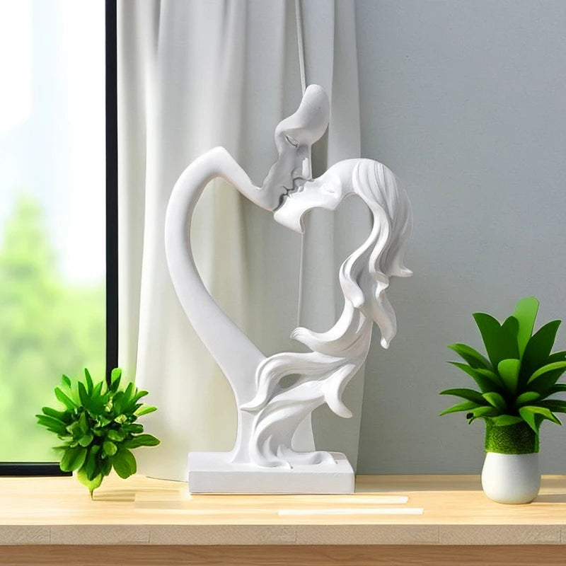 statuette moderne couple enlacés forme cœur résine blanche dorée argentée romantique decoration interieur base