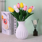 vase blanc moderne rayures verticales décoration intérieure bouquets artificiels salon
