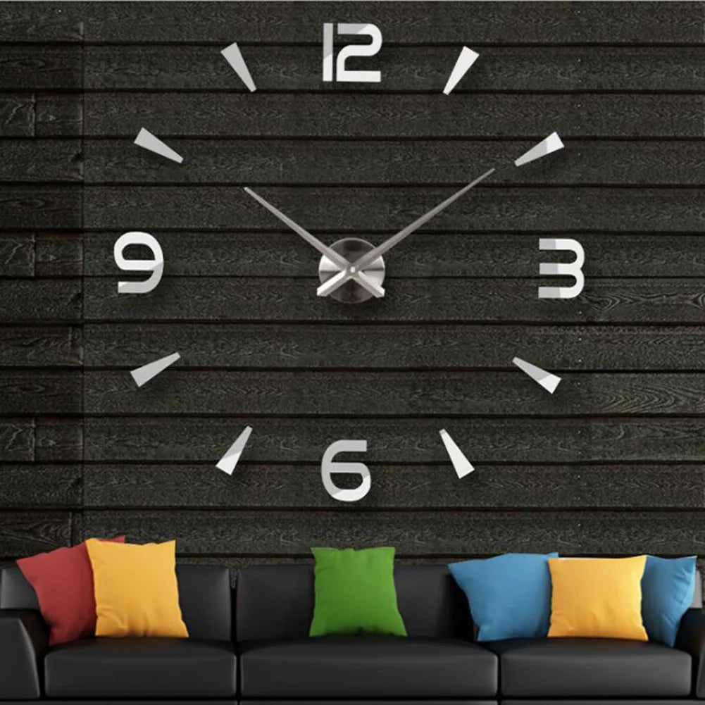 Horloge murale géante 3D installée dans un salon moderne