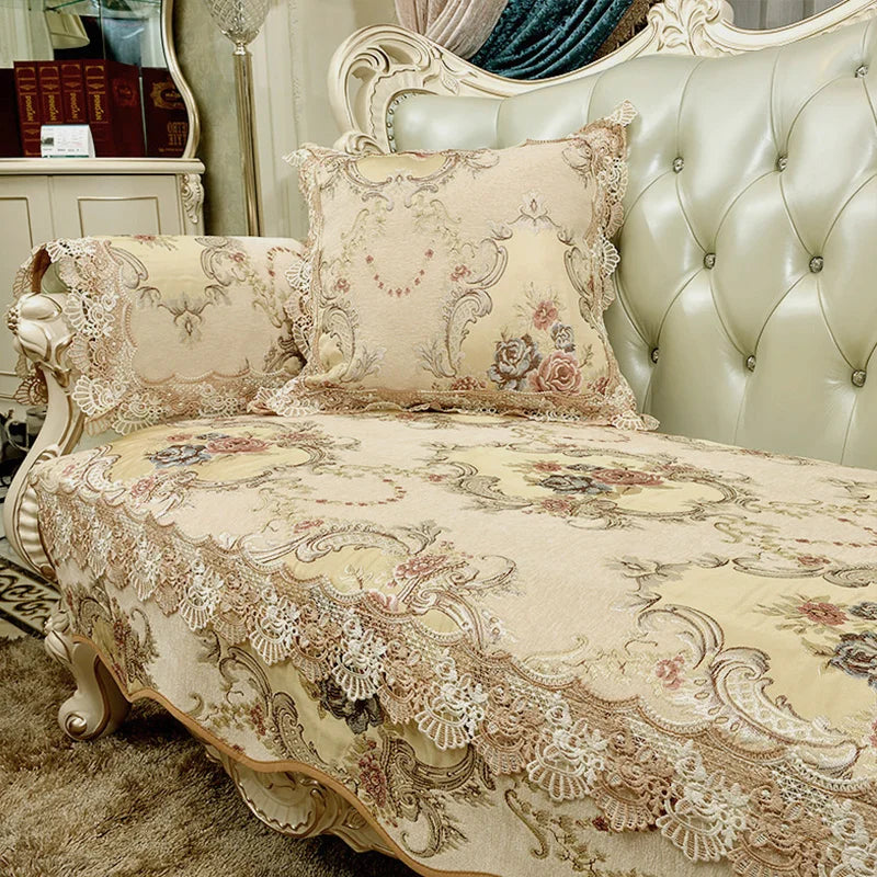Ce lit à baldaquin dans un style élégant et décoratif présente un motif floral délicat sur des tons beiges et dorés, créant une ambiance raffinée et romantique dans la chambre.