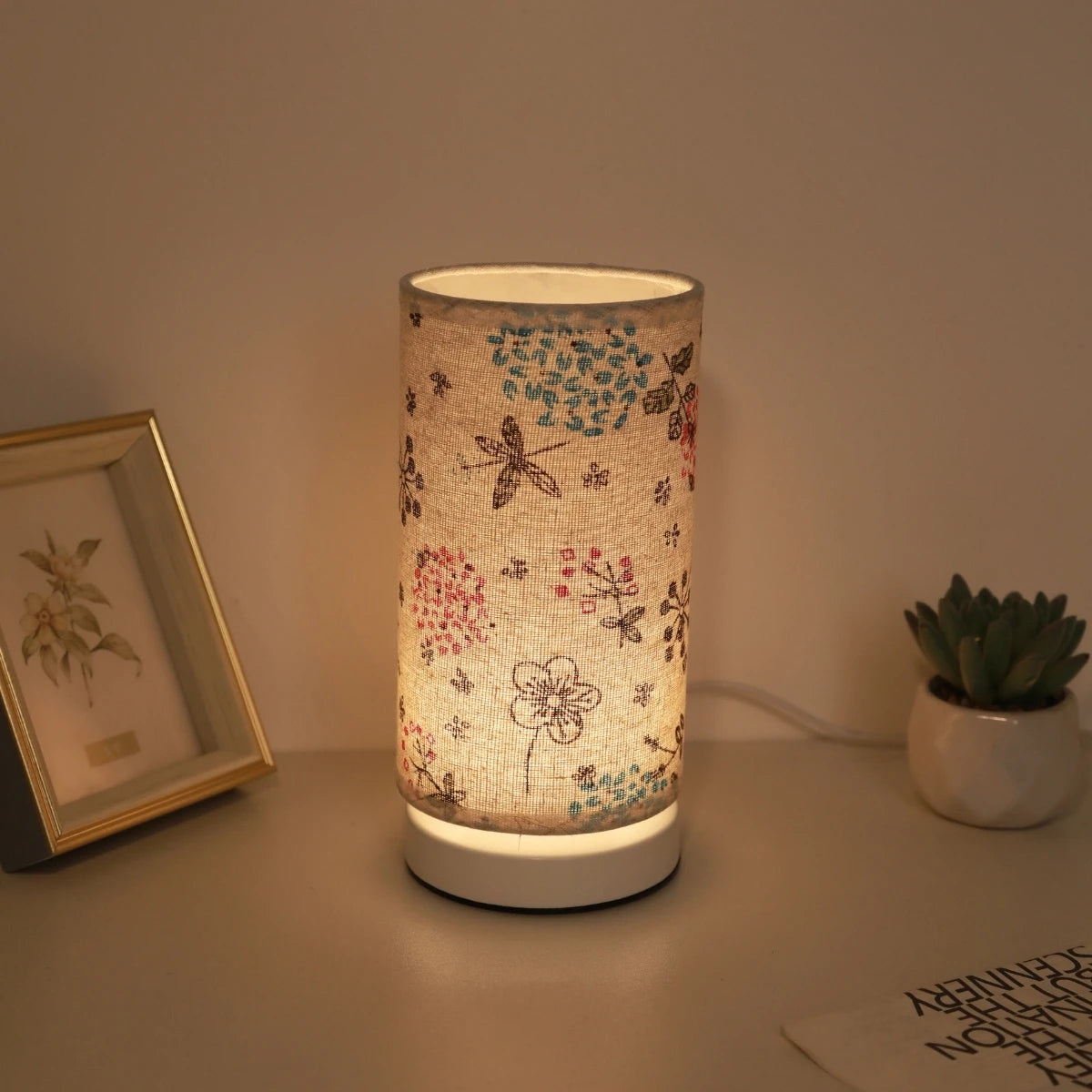 lampe table moderne blanc beige doré écolo flux lumineux géométrique adhésif textile certifications rohs