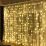 Installation de la guirlande dans un jardin le soir