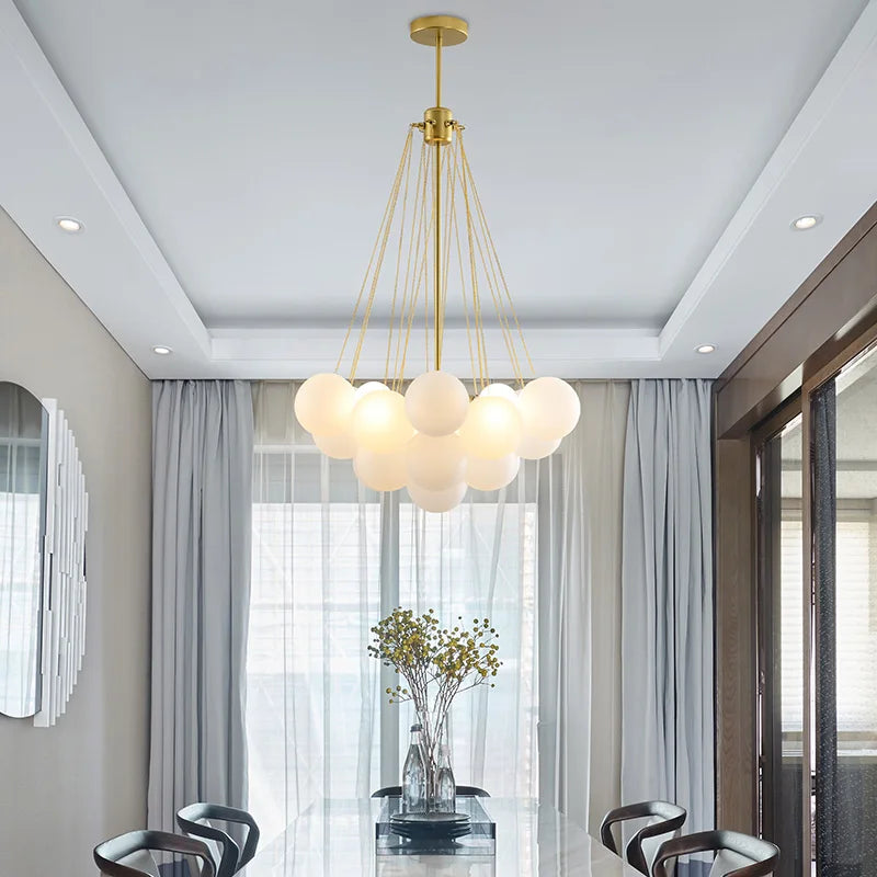 Suspension lumineuse moderne boules sphériques opaques chaînes métalliques blanc salon chambre
