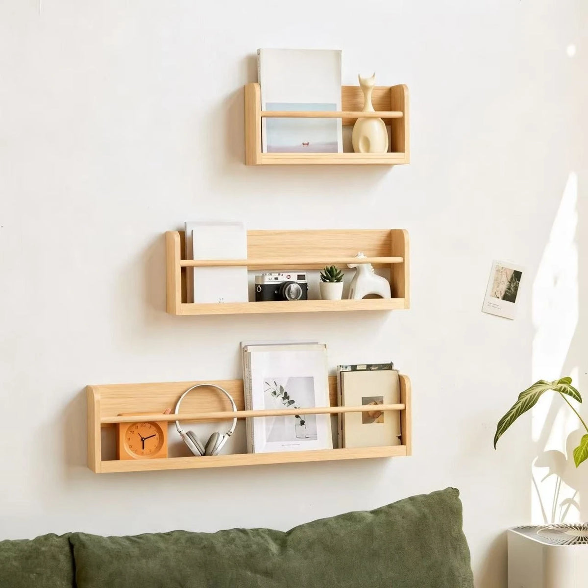 étagères murales bois naturel minimaliste horloge cadre photo vase lunettes plantes chambre salon