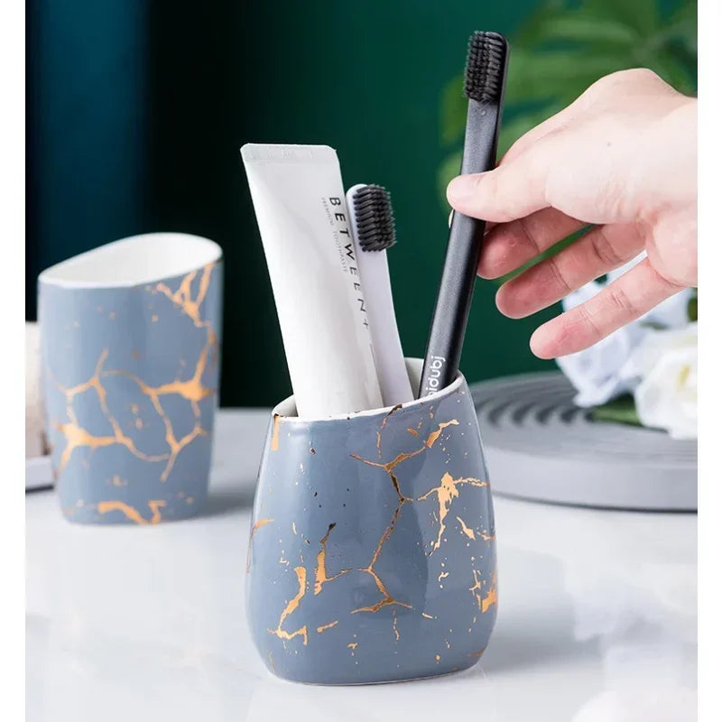 ensemble salle bain moderne marbre doré blanc distributeur savon porte brosse dents tasses plateaux