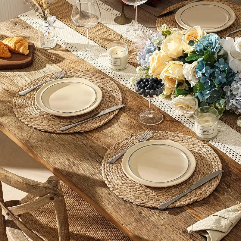 placemats tissés spirale rustique naturels beige assiettes fourchettes couteaux serviettes table rond