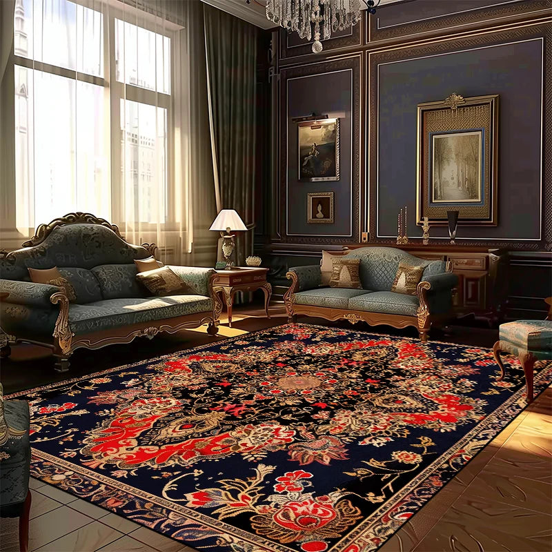 Un salon richement décoré dans un style classique avec des meubles en bois sculpté, des rideaux, un lustre en cristal et un grand tapis persan au motif floral.