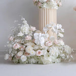 décoration mariage arrangement floral blanc roses orchidées intérieur élégant romantique champêtre