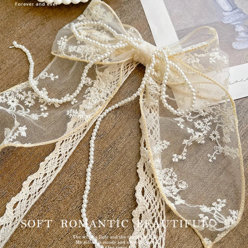 ruban decoratif broderie florale dentelle blanc beige romantique inclusion fenetre modernehôtel