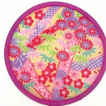 éventail pliant traditionnel japonais motif floral chaîne métallique bleu rose violet rouge blanc