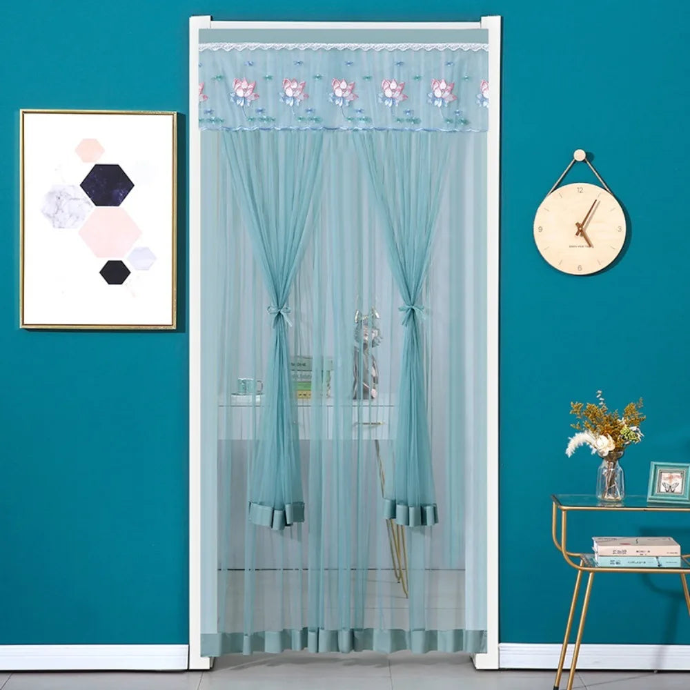 rideau porte décoration floral violet bleu rose blanc plissé brodé frangé translucide autoagrippant