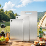 planche découper argentée moderne lisse poignée intégrée minimaliste inoxydable durable cuisine