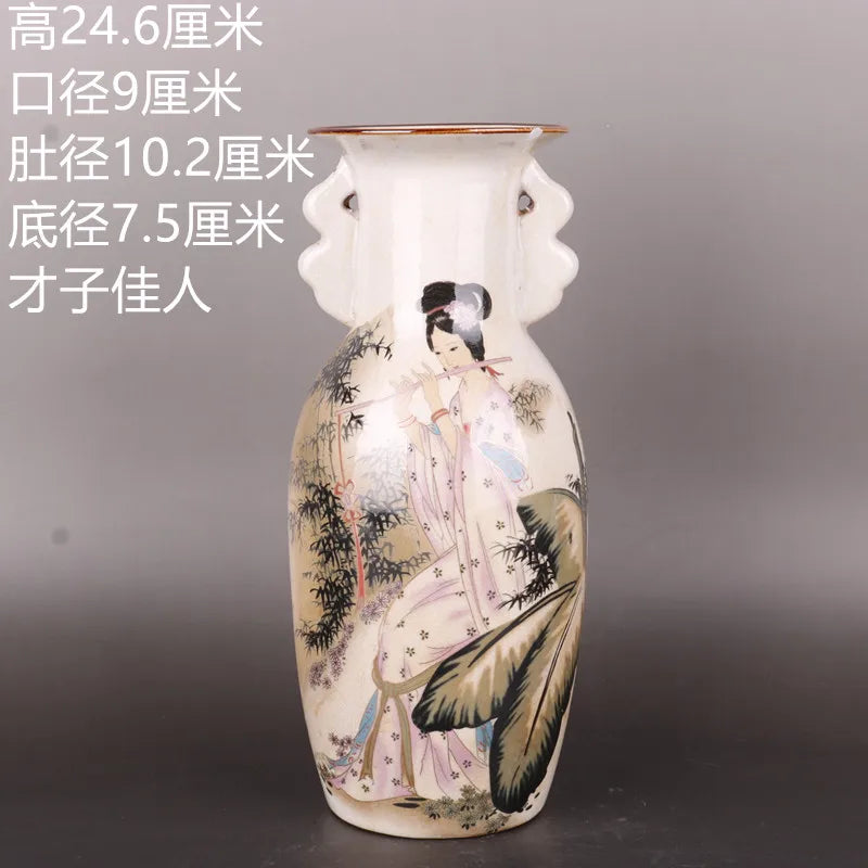 Une élégante vase décoratif orné d'un motif de personnage féminin dans un paysage japonais traditionnel.