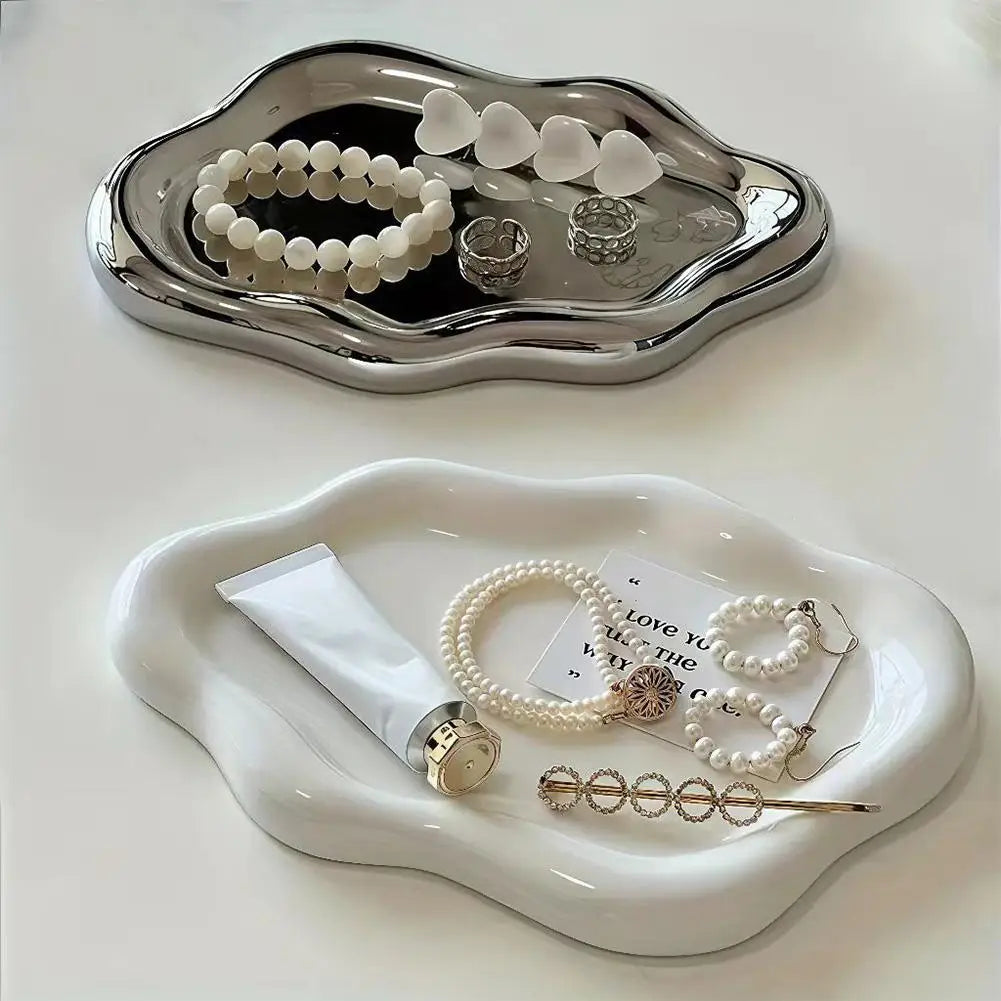 assiettes bijoux blanc argentées moderne élégantes rangement céramique opaques blanches boucles oreilles métal étiquette