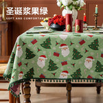 Nappe de table de Noël avec motifs d'arbres de Noël, de Père Noël et de cadeaux sur fond vert, créant une ambiance festive et chaleureuse pour les célébrations des fêtes de fin d'année.