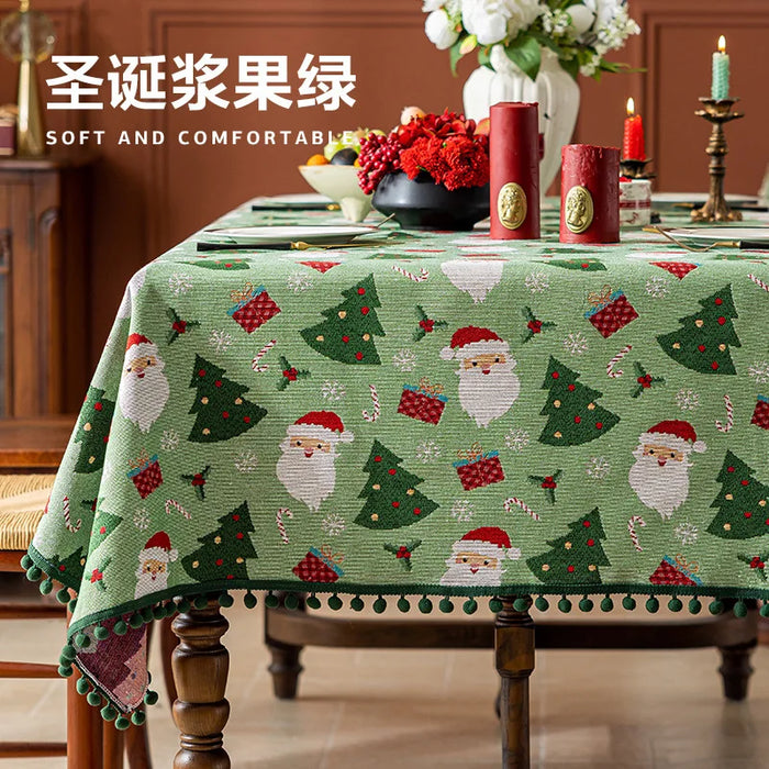 Nappe de table de Noël avec motifs d'arbres de Noël, de Père Noël et de cadeaux sur fond vert, créant une ambiance festive et chaleureuse pour les célébrations des fêtes de fin d'année.