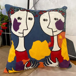 housse coussin coton brodé motifs abstraits visages stylisés moderne pop art bleu blanc orange