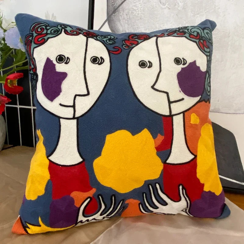 housse coussin coton brodé motifs abstraits visages stylisés moderne pop art bleu blanc orange