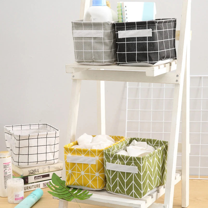 Panier de rangement utilisé sur un bureau avec des fournitures