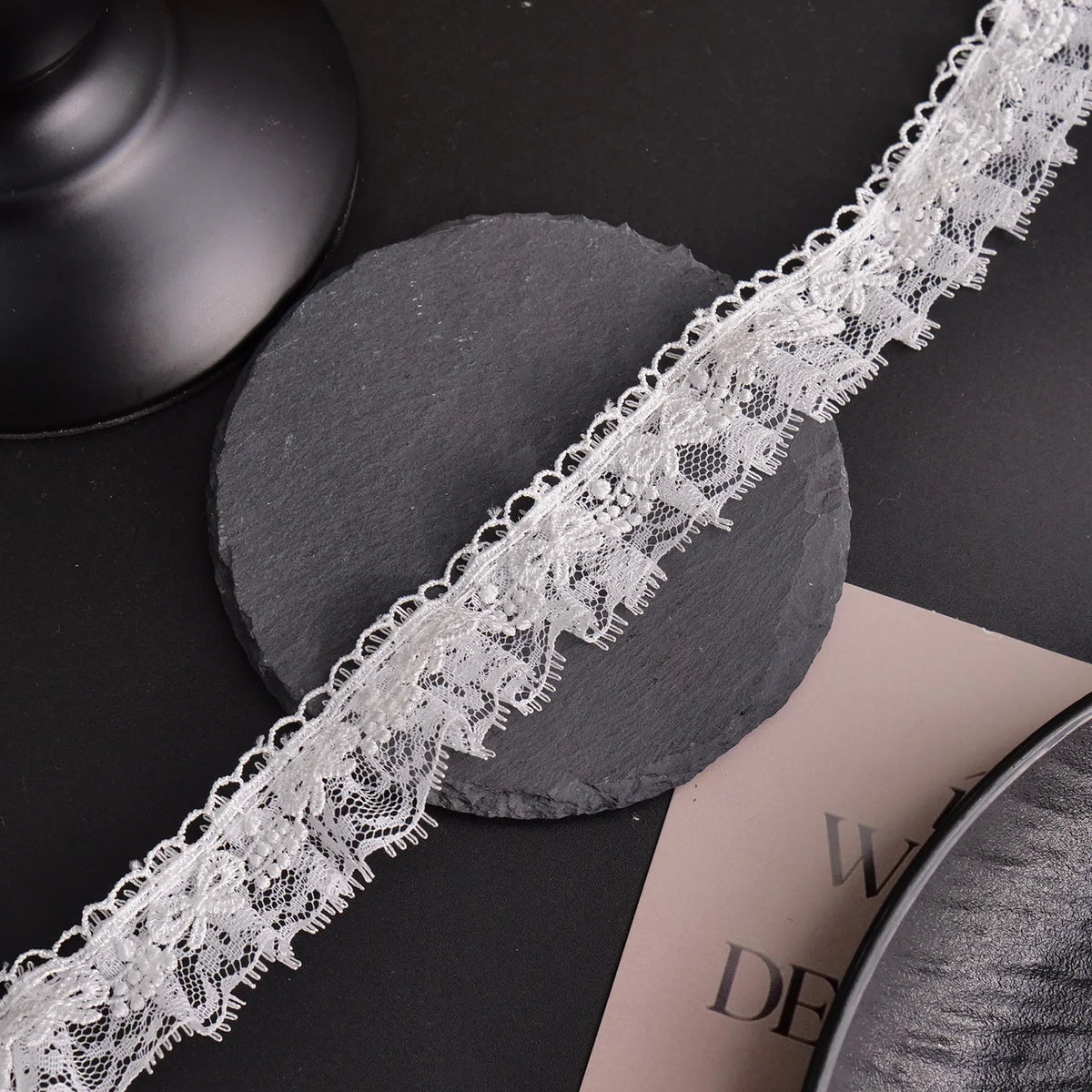 ruban dentelle fine blanc noir franges mariage décoration classique artisanal plisséstituição