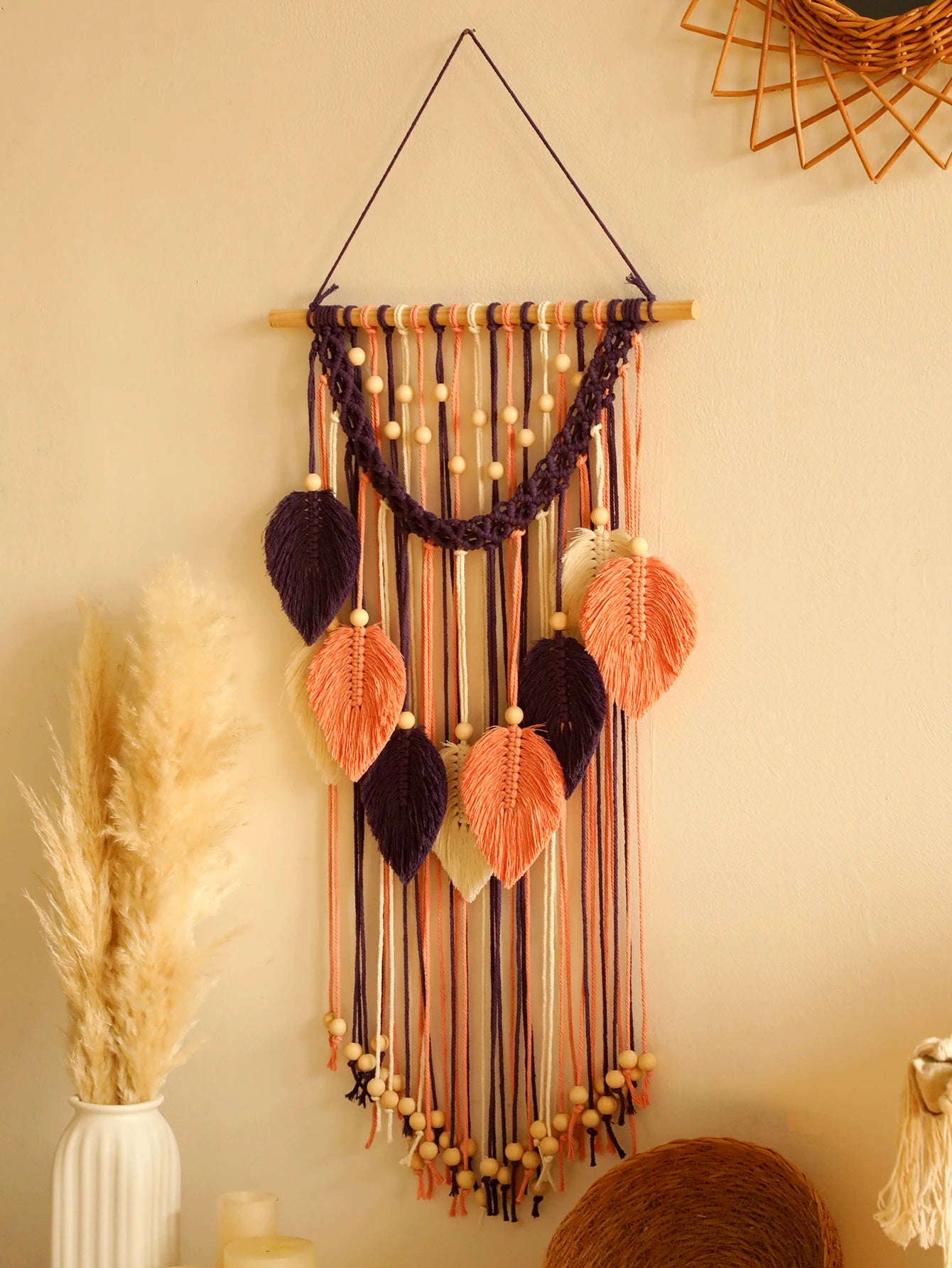 Tenture macramé accrochée au-dessus d'un lit dans une chambre