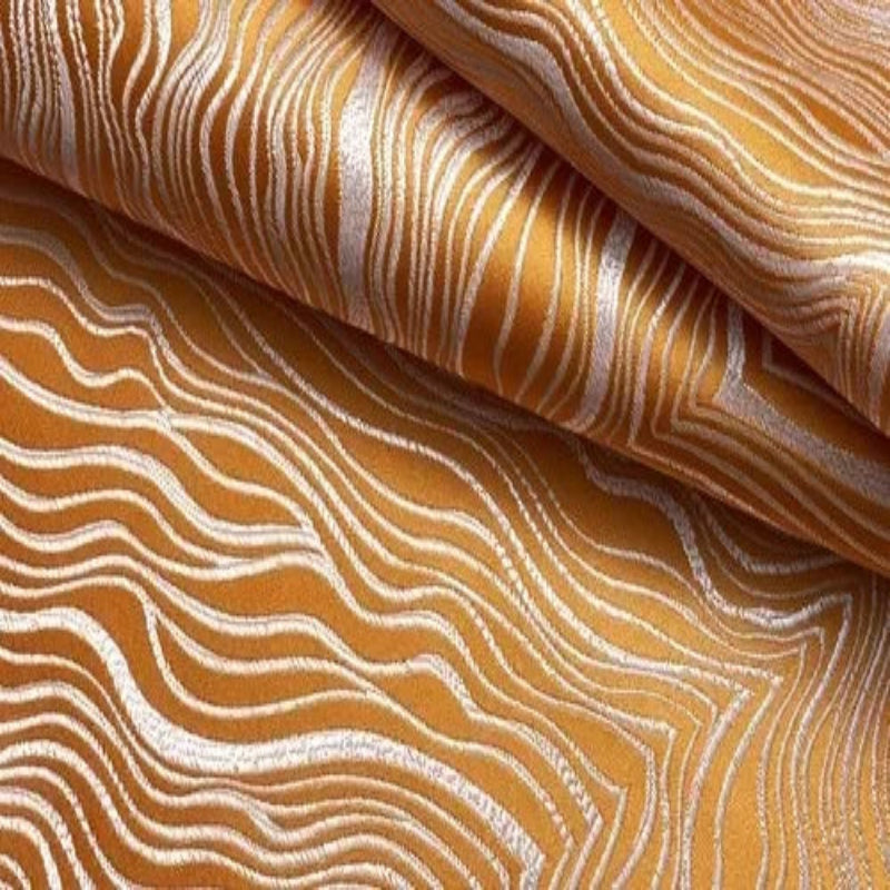 Tissu élégant avec motif ondulé doré, idéal pour décoration intérieure sophistiquée, style moderne et chic, parfait pour rideaux ou coussins tendance.