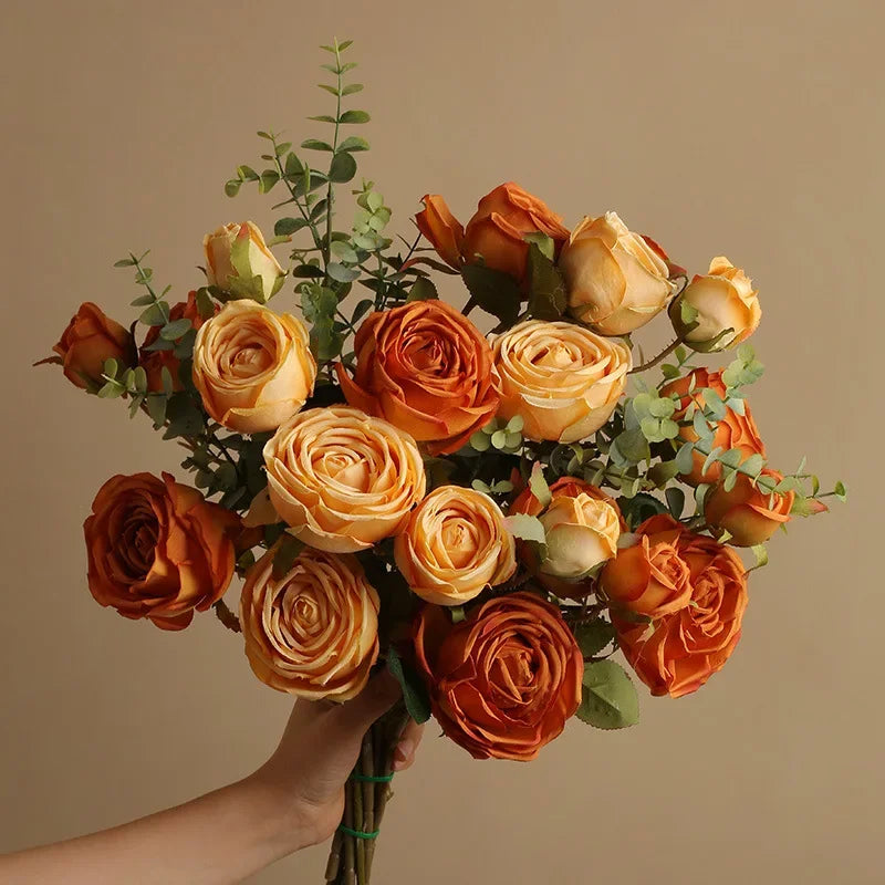 décoration intérieure moderne bouquet fleurs artificielles roses oranges soie caramel