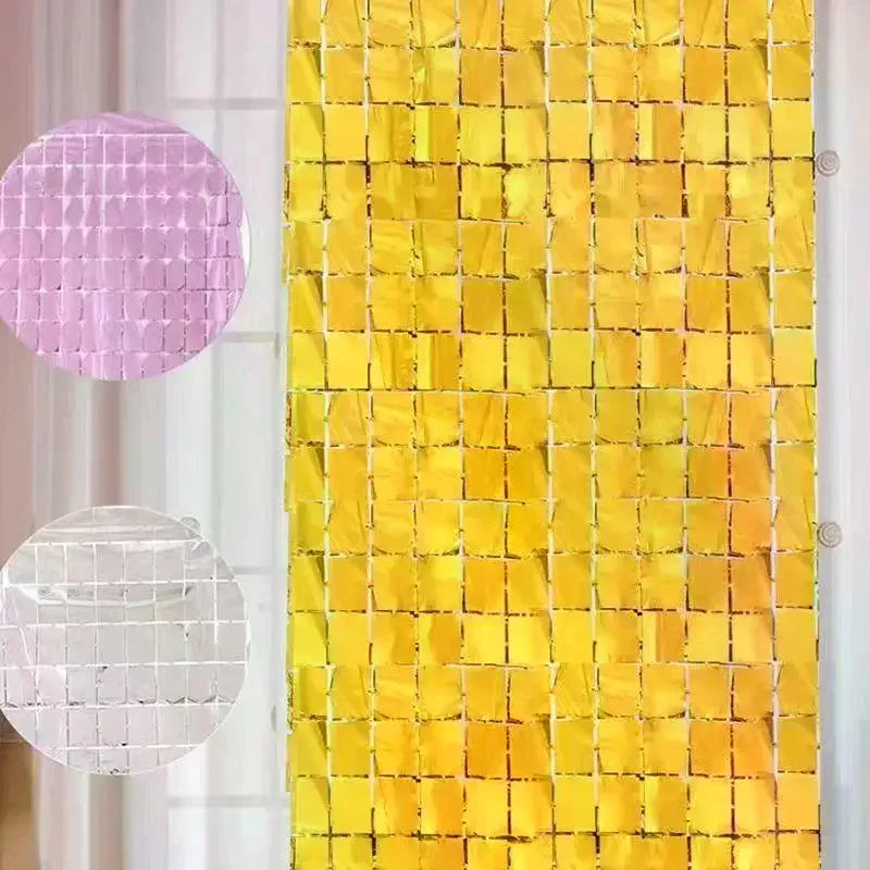 rideau miroir carreaux brillants rouge doré moderne opacité festif ballons guirlande gâteau bougies