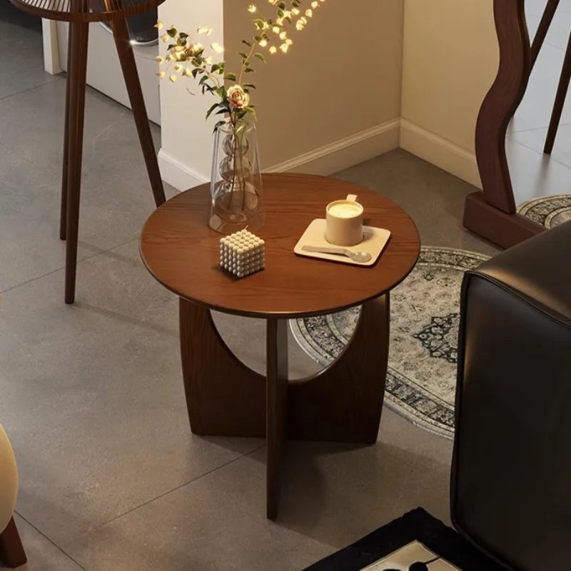 table ronde bois moderne minimaliste marron noir beige salon décoration vase fleurs bougies