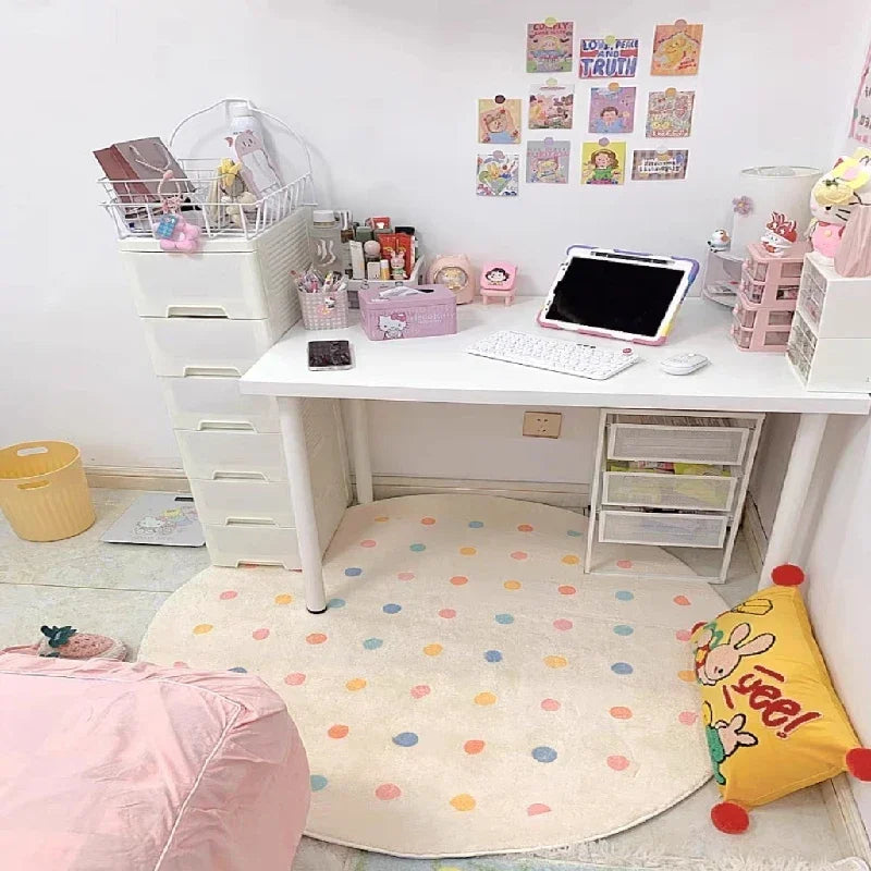 Un espace de travail organisé et coloré, avec des étagères, un bureau et des accessoires décoratifs, créant un environnement agréable et fonctionnel.