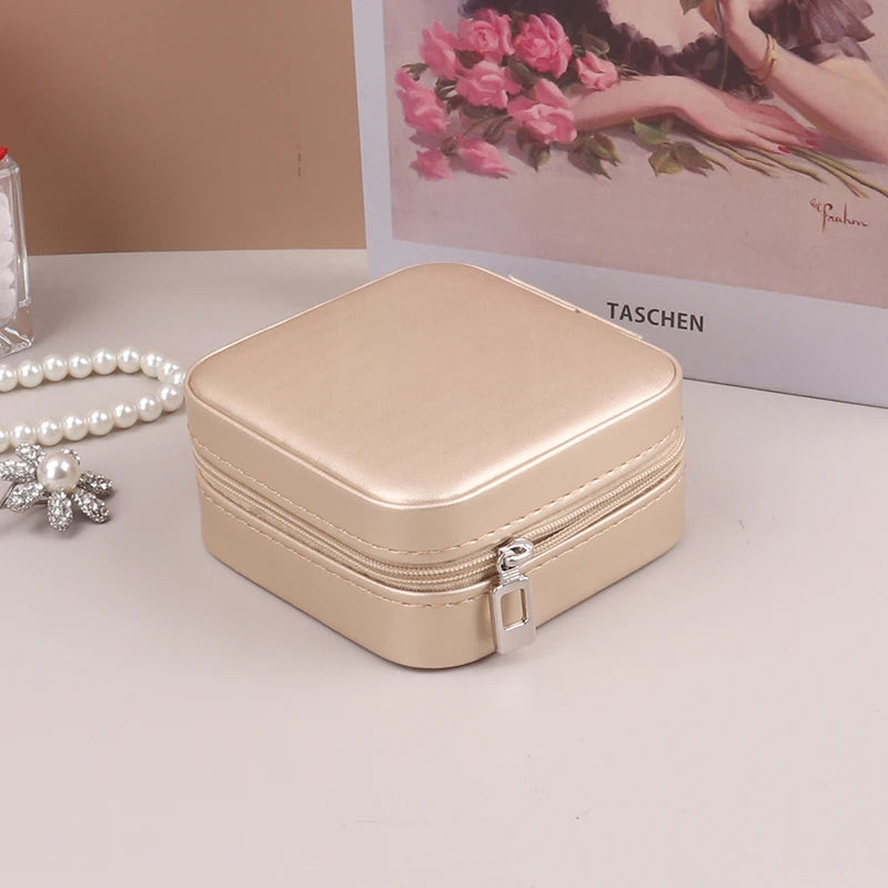 boîte bijoux zippée velours rose pâle moderne élégante femme bracelet boucles doreilles collier montre